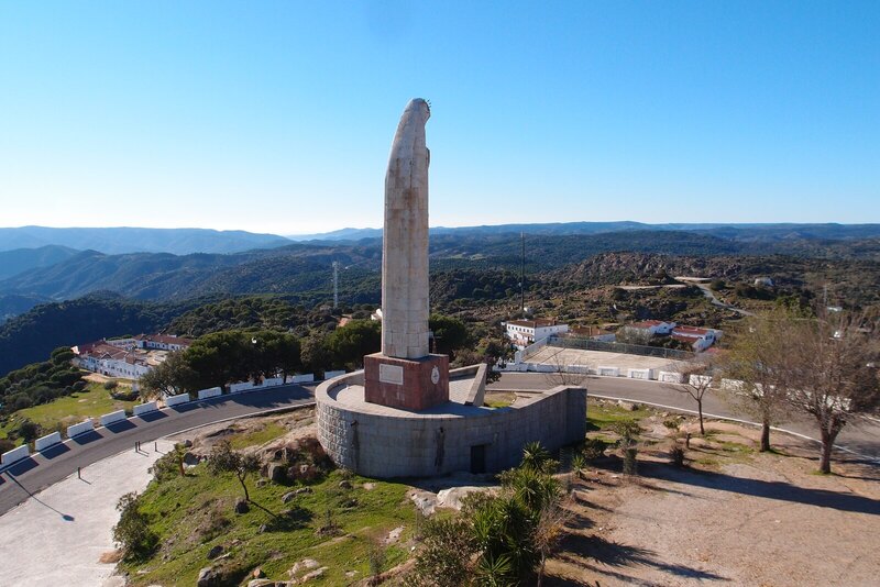 Monumento a la Virgen de la Paz, que recuerda el asedio del Santuario de la Virgen de la Cabeza, en el cerro