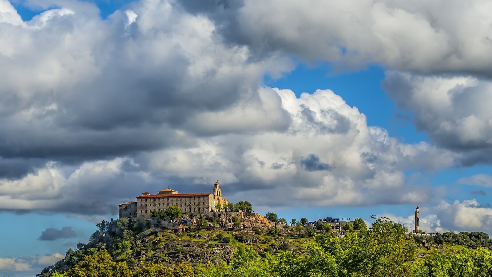 El Santuario de la Virgen de la Cabeza en lo alto del Cerro de la Cabeza, en Sierra Morena